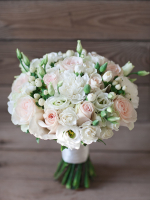 Сборный букет невесты из эустомы одноголовой розы и гиперикума