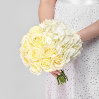 Свадебный букет из одноголовой розы и гортензии